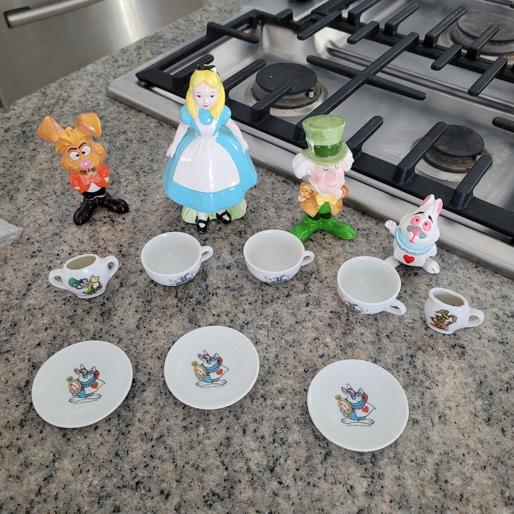 Alice in Wonderland tea set & figurines
